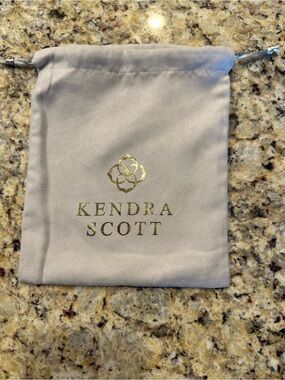 ONE Kendra Scott Jewelry Drawstring Pouch - Light Gray larger than normal bag.